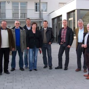 v.l. Hans Kroth, Wolfgang Lamm, Hans-Jürgen Michl, Ute Schenk-Fischer, Franz Porstner, Dr. Jürgen Schubert, Jürgen Uffelmann, Mario Dönges und Michael Schell besichtigen das umgebaute Gebäude